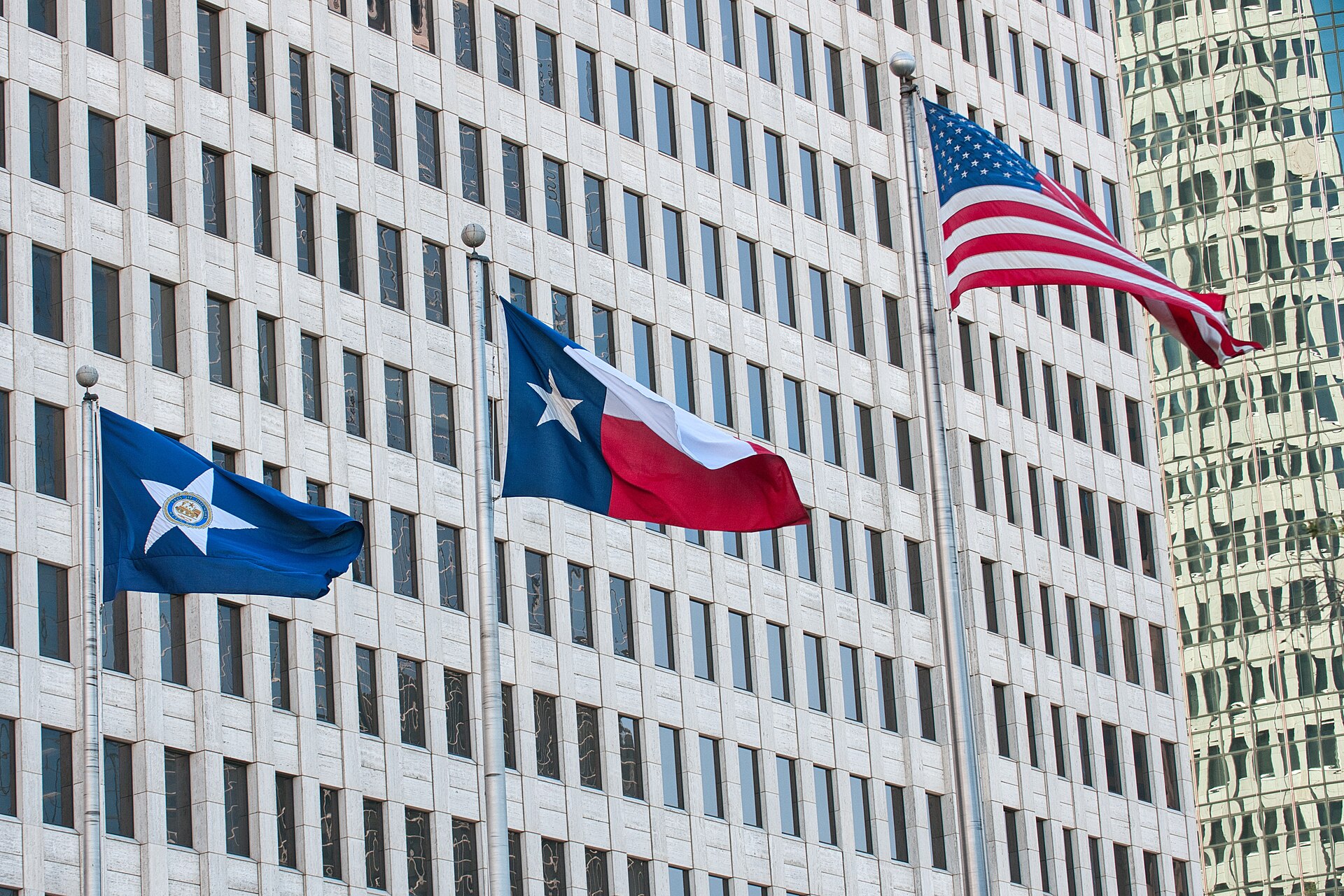 Banderas en Downtown Houston · marzo de 2026